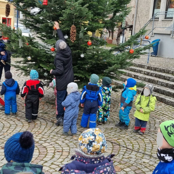 Kinder in Probstzella schmücken Weihnachtsbaum